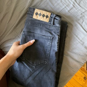 Svarta jeans - Urtvättade svart jeans från Junkyard ”really tight”