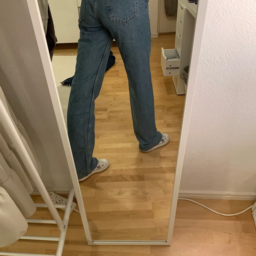 Säljer dessa jeans från pull&bear som inte kommit till användning på länge. De är raka i modellen och LÅNGA på mig som är 177cm (det är ”raw hem” så tanken är att man ska klippa dem till passande längd!) Köparen står för frakten!💗💗. Jeans & Byxor.