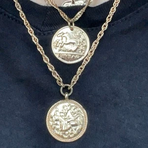 3 i en guld halsband  - Tre halsband på en kedja jätte fin, den är guld färgad. Jätte gullig o passar med nästan allt, säljer för jag aldrig använde den sedan jag köpte den och behöver vad. <3