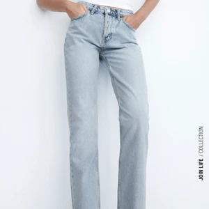 Jeans från zara  - Superfina jeans från zara i modellen mid rise straight, knappt använda i storlek 32 men passar även 34, jättebra passform!!