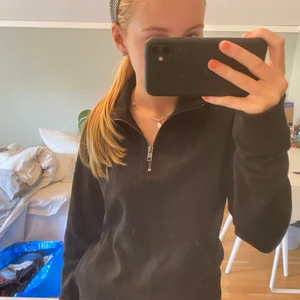 Snygg zip hoodie  - Säljer denna så snygga och sköna ziphoodie från hm!! Jätteskön nu till hösten 