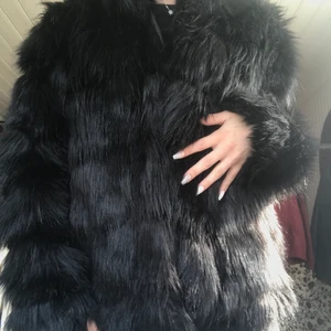 Nelly pälsjacka - Säljer min Nelly pälsjacka, inköptes förra vintern och använd fåtal gånger, nypris 1199kr säljer den nu för mer en halva priset, 500kr, mer som en S än XS🥰🌸