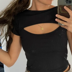 Festtopp !  - Knappt använd ! Spårbar frakt kostar 66kr och är upp till ett kilo så ett tips är att köpa mer än en tröja !