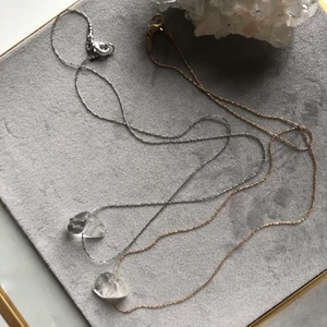 Bergkristall halsband - Handgjord halsband i både silver och guld med äkta bergkristall✨ Halsbandet är 40 cm, kedjan tål inte vatten✨ Bergkristall är en kristall som ger klarhet i olika situationer och fungerar som en förlängning av vår intuition✨