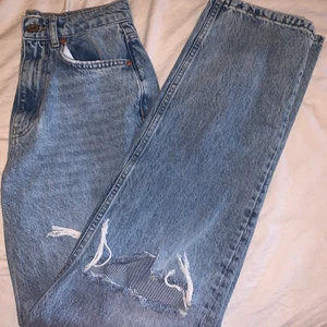 90’s high waisted jeans  - Säljer dessa populära jeansen ifrån Gina tricot som jag aldrig använt utan endast testat då de var för stora för mig. Är 165 ca. och dem är bra i längd men för stora för min smak för övrigt. Som sagt aldrig använda därav priset! 💕💕  Köpta för 599. Köpare betalar frakten som kostar 66kr samt är spårbar, betalning sker via swish!⚡️🤍