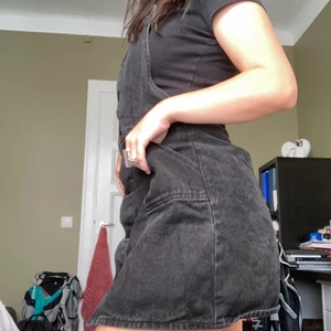 Svart hängslekjol - En svart hängslekjol från Monki i jeans, inte använd på ett bra tag så säljer den vidare. Passar vad jag skulle säga en M. 