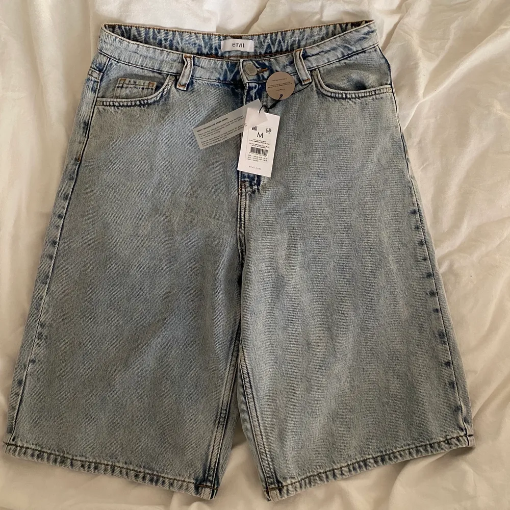 högmidjade jeansshorts från envii som tyvärr inte passade mig, därför oanvända med lappar kvar. Superfin färg och lite stretchiga, raka ben!🌟 (orginal pris 670kr). Jeans & Byxor.