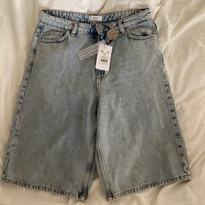 jeansshorts - högmidjade jeansshorts från envii som tyvärr inte passade mig, därför oanvända med lappar kvar. Superfin färg och lite stretchiga, raka ben!🌟 (orginal pris 670kr)