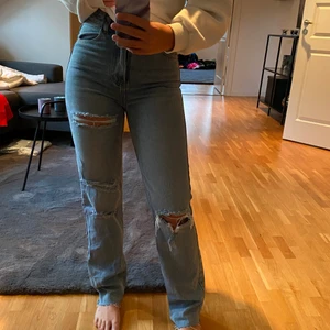 Jeans PLT - Högmidjade raka jeans från PLT. Råkade köpa två stycken av samma så säljer nu dom oanvända, prislapp kvar och allt! Är lite tajta på mig men annars bra:)