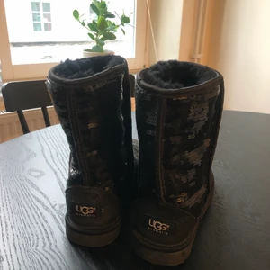 UGG skor - Svarta glitter Uggs i storlek 37. I princip aldrig använda 