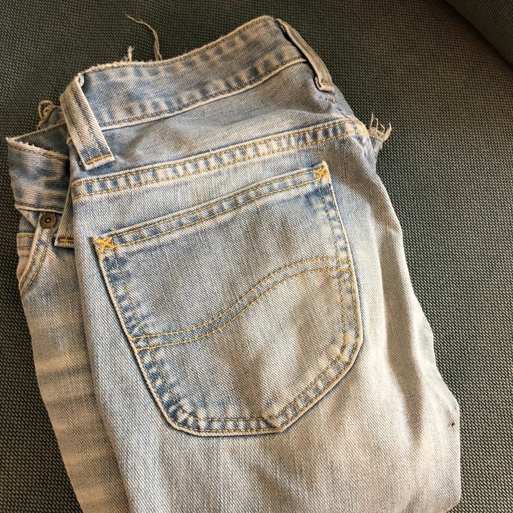 Säljer mina utsvängda och lågmidjade lee jeans. Har en fläck på ena benet just nu men som jag tvättar bort innan byxorna säljs! Färgen är som på de två första bilderna. Storlek 27-33 men passar mig som vanligtvis har xs och är långa på mig som är 165cm. Är något slitna längst ner på benet, kan skicka bild privat!💖. Jeans & Byxor.