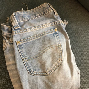 Lågmidjade lee jeans - Säljer mina utsvängda och lågmidjade lee jeans. Har en fläck på ena benet just nu men som jag tvättar bort innan byxorna säljs! Färgen är som på de två första bilderna. Storlek 27-33 men passar mig som vanligtvis har xs och är långa på mig som är 165cm. Är något slitna längst ner på benet, kan skicka bild privat!💖