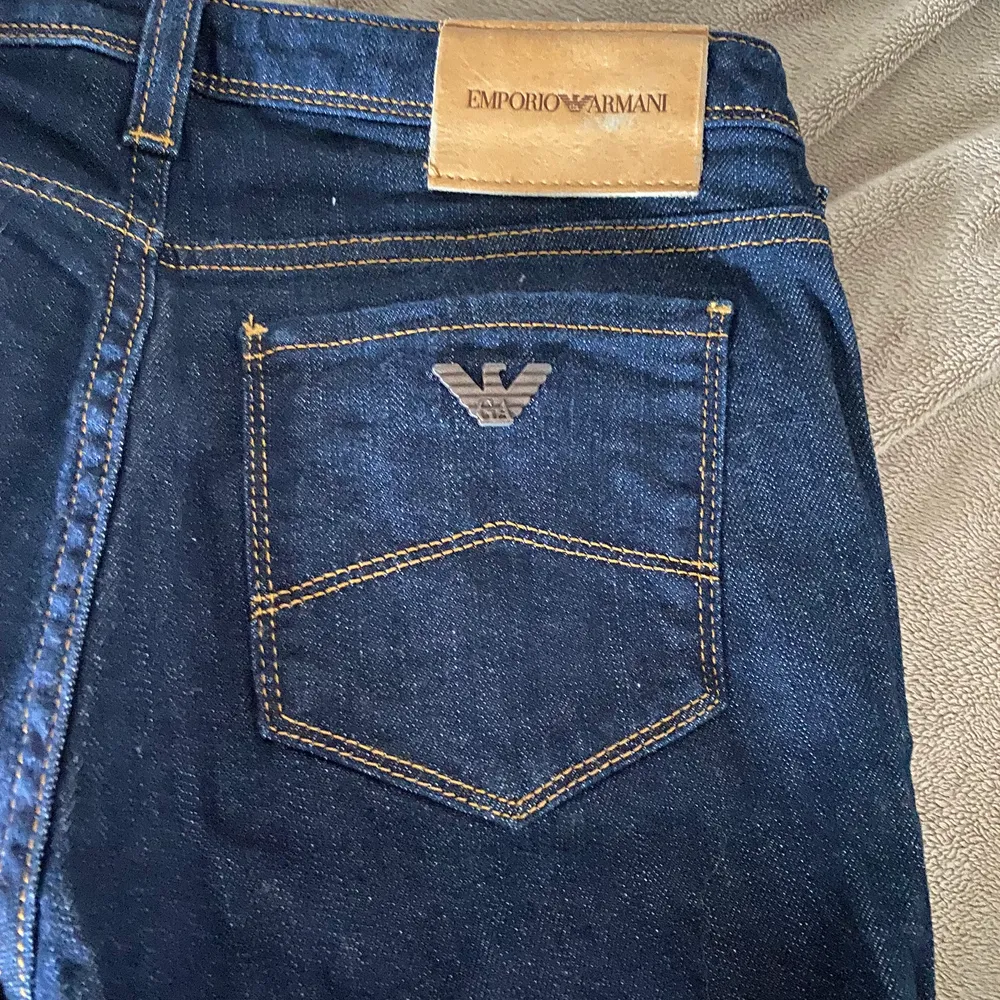 Tighta Armani jeans i storlek 25 bra skick!! 66 kr i frakt kommer till!. Jeans & Byxor.