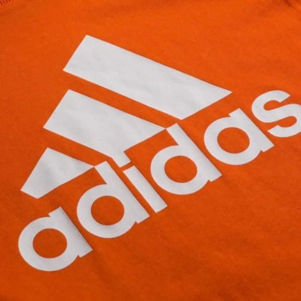 Jätte fin tröja från adidas, använd 1 gång, men kommer inte till användning och tar bara plats i garderoben 🧡. T-shirts.