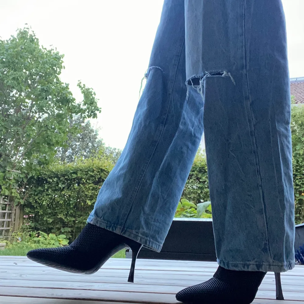 Ett par svin coola nät klackskor från Zara. 🦋 Använt ett fåtal gånger men finns inga tecken på att de varit använda tidigare! Sköna och snygga till ett par långa jeans. Ca 4 cm klack🥰🥰. Skor.