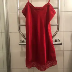 En så himla fin slip dress med spetskant i satinliknande tyg 🥺 Köpt second hand, lappen är bortklippt men jag skulle säga att den sitter som en M/L. Säljer bara pga tyvärr för stor för mig 🥲