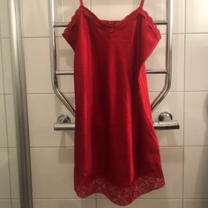 Satinklänning ❤️ - En så himla fin slip dress med spetskant i satinliknande tyg 🥺 Köpt second hand, lappen är bortklippt men jag skulle säga att den sitter som en M/L. Säljer bara pga tyvärr för stor för mig 🥲