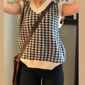 Jätte fin stickad väst - AS SNYGG väst från shein ( 139kr) som tyvär aldrig används, jätte bekvämt material perfekt till hösten om man kanske har en långärmad tröja under! Storlek M men jag skulle nästan säga L, passar väldigt många beroende på hur man vill att den ska sitta💕 köpare står för frakt 💕
