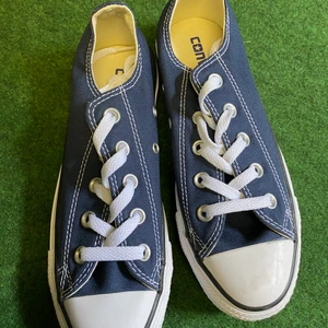 Omvända converse - Mörkblåa converse, oanvända💜