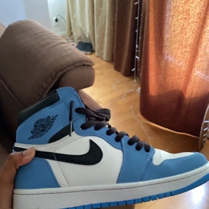 Air jordans 1  - Säljer dessa superfina jordans i färgen ”University blue”💙. Fick dessa i present och Fel fria, minimala repor och endast använda två gånger, skriv vid frågor!✨