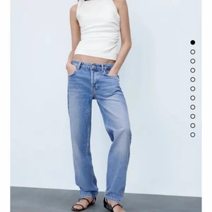 Zara jeans - Säljer dessa zara jeans⚡️Mid rise i strl 38. Lite stora på mig därför jag säljer dom🤍Dock har jag sprätt upp den veckade nederkanten (se sista bilden) men fortfarande pris lapp kvar och bara testade☺️✨Fler bilder skickas vid intresse
