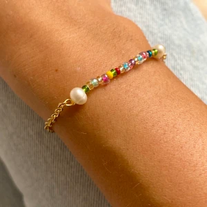 ⚡️Armband⚡️⚡️ - Armbandet är gjord på beställning, alltså kan man välja hur den aka se ut osv! Gjord av guldkedja med knäppe där bak💕 50kr/st