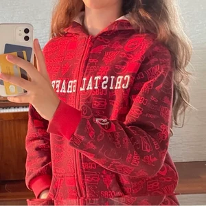 Röd Hoodie - Jättefin röd hoodie som jag köpte här på Plick men tyvärr inte passade❤️‍🔥