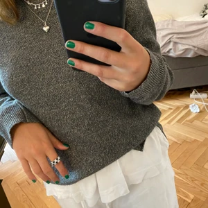 Stickad tröja  - Skimmrig grå stickad tröja i nyskick från Massimo Dutti 💕🥰barn storlek 13-14 vilket motsvarar S