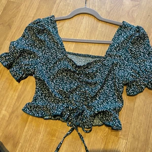 Blommig blus - Superfin blommig blus från shein som aldrig kommit till användning. Så helt ny. Storlek: S. Nypris: 99kr.