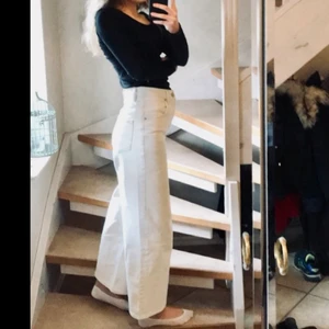 Vita jeans  - Säljer vita jeans från asos. Strl 25/32, mycket fint skick då jag endast använt de ett fåtal gånger. 😊