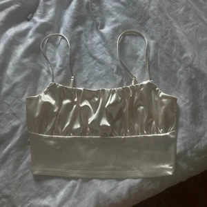 Topp - Super fin topp passar till det mesta aldrog anvönd 