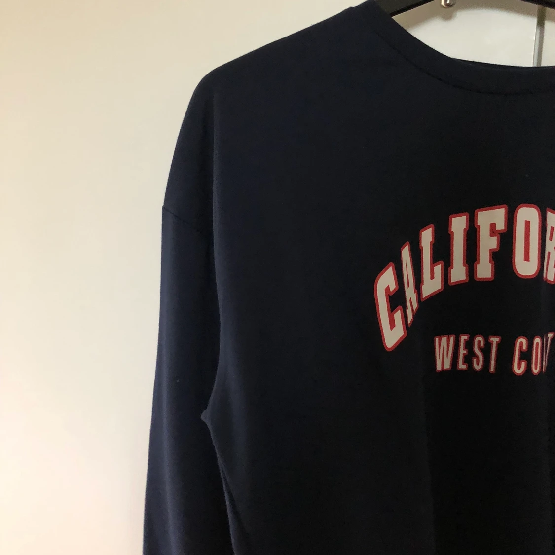 Mörkblå sweatshirt med tryck