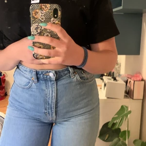Jeans från Weekday  - Säljer dessa vida jeans i modelen Ace från Weekday. De är i fint skick och har plats för rumpa och lår. Stl 27 men passar mig som oftast har 38/M i byxor. Säljer p.g.a. att de sällan kommer till användning💕💕 Köparen står för frakt