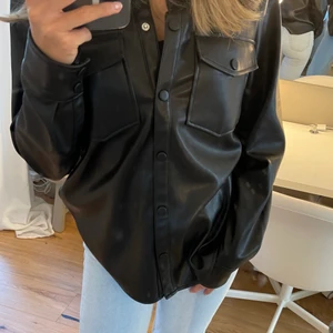 Nakd skinnjacka - Säljer nu min fina nakd skinnjacka som jag endast använt 1 gång innan. Väldigt fin och passar till iprincip allt! Säljer då jag knappt använt den. Ordinarie pris 700 kr