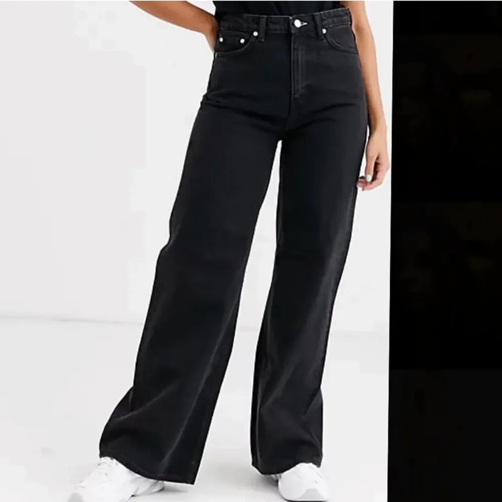 Vida Weekday jeans i modellen ”Ace”. Dem är knappt använda och därmed i bra skick, säljer då dem tyvärr är för stora 💕                                    Köparen står för frakten!                                                                               Hör av dig för fler bilder . Jeans & Byxor.