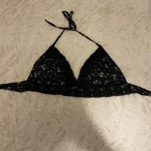 Bikiniöverdel  - Bikiniöverdel från Cubus i storlek 42. Nästan oanvänd utan skador. Nypris 150kr men säljer nu för 100kr.