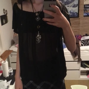  fin svart genomskinlig topp💕 - En fin svart genomskinlig topp 💕 det finns ett snöre vid kragen :) den är helt ny och aldrig använd stl xs
