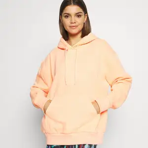 En oversized  Hoodie ifrån weekday!🧡 i storlek XS. Hoodien är i skönt material och passar perfeknu nu till hösten 🍁 