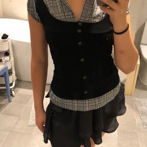 Skit cool T-shirt  - Randig t-shorts med påsytt svart linne över. Tröjan hänger tyvärr bara i garderoben och kommer ej till någon användning. Startbud 79kr +frakt