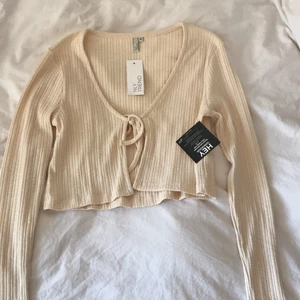 Helt ny krämvit kofta  - Helt ny krämvit kofta från Nelly i storlek M med knytning, passar även S. ☺️