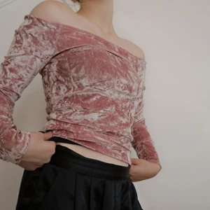 Rosa sammets tröja - Rosa off shoulder sammets tröja långärmad