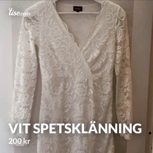 Vit spetsklänning  - Vit super snygg spetsklänning, andvänd en gång. (Hittade ingen bild på modell med den vita klänningen men den sista bilden visar exakt hur den ser ut bara att den är vit) skriv för fler bilder💞