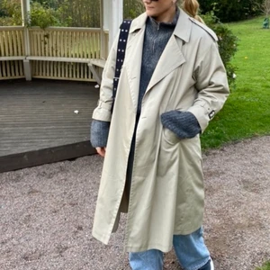 Trenchcoat  - Fin beige kappa som jag köpt på humana