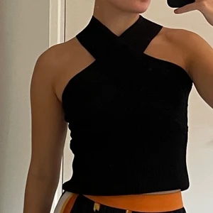 Svart topp zara - Kan bäras på olika sätt. Svart topp. Använt 1 gång. 