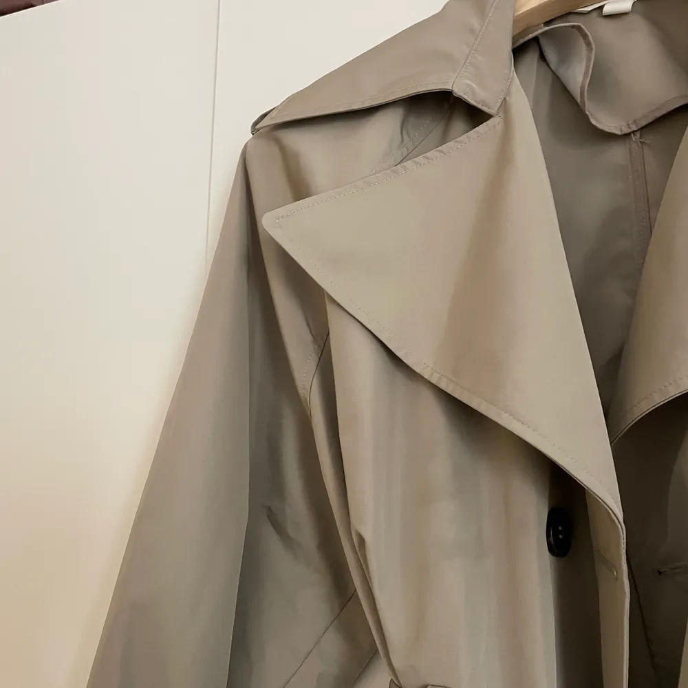 Säljer min trenchcoat från H&M! Storlek XS, nypris 899 kr men säljer för 600 kr.. Jackor.