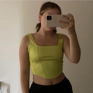 Neon grön topp  - Säljer denna coola topp från h&m i storlek xs, använd ett fåtal gånger, 60kr plus frakt💚