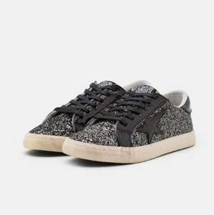 le temps des cerises skor - Säljer nu mina skit snygga le temps des cerises skor. Dom är använda en del och det ser man, men dom går att piffa till ordentligt vilken jag gör innan jag skickar iväg dom! Storlek 38 men passar mig som har 39. Köparen står för frakten! ‼️SKRIV DITT BUD TILL MIG, allt i kommentarerna stämmer ej‼️