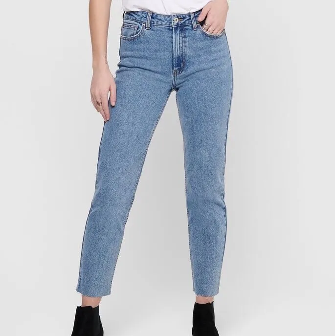 Säljer dessa mom jeans från only för att jag inte gillar de längre. De är i bra skick och bara använda fåtal gånger. Skicka privat för fler bilder storlek 26/32 men passar mig som har 34/36 (priset är exkl frakt men kan tänka mig att gå ner i pris vid snabb affär) . Jeans & Byxor.