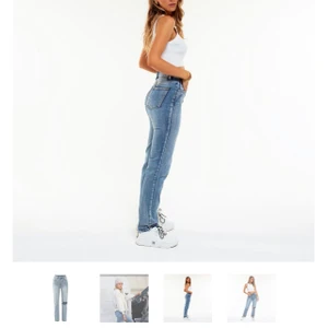 Långa jeans med hål! - Säljer mina älsklings jeans för de börjar bli för små!! Helt slutsålda på sidan och de mest perfekta jeans jag köpt✨✨Storlek 38 och är 1,68 cm lång och som ni ser är de väldigt långa på mig!!✨✨Modellen på första bilden är 1,78 står det⚡️⚡️⚡️Nypris 670kr med frakt från Holland! Använda två gånger och är som nya!!✨Säljer för 400kr med frakt✨