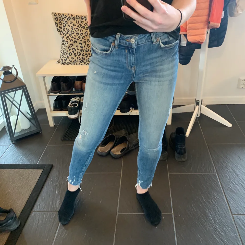 Jeans ifrån Zara i storlek 36. Frakt tillkommer. . Jeans & Byxor.